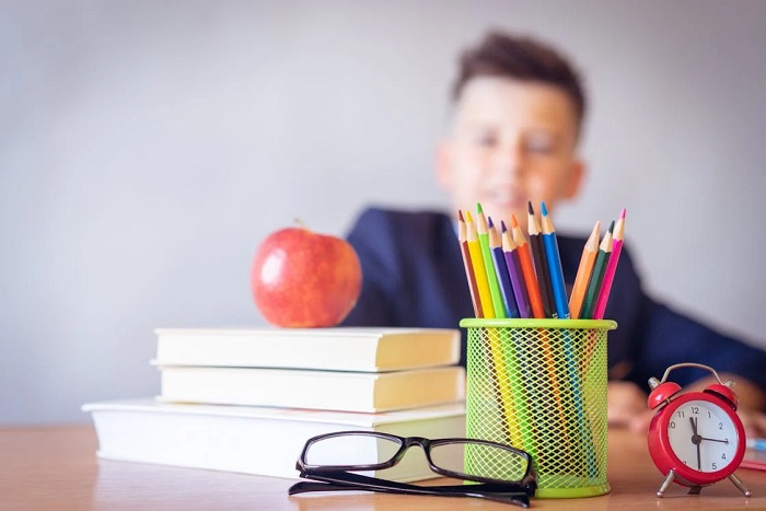 Leerling leest aandachtig